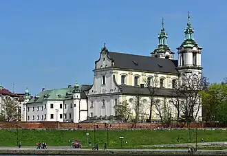 Vue sur le monastère et son église depuis la Vistule.