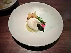 Œuf mollet Soubise et caviar.