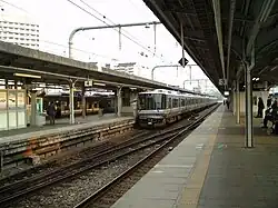 Voies et quais sur la ligne JR Kobe.