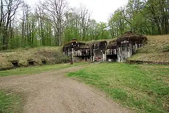 Accès extérieur à l'entrée des munitions (EM).