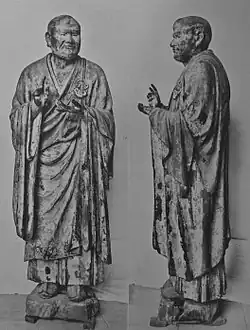 Statue en bois sculpté du XIIIe&nbsp;siècle, représentant Vasubandhu (IVe ou Ve&nbsp;siècle), moine bouddhiste originaire de l'ancien Gandhara. H: 1,86&nbsp;m.