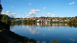 Vue de Kolding depuis le Lac Slotsø.