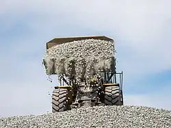 Komatsu WA380 formant un remblai de chemin de fer.