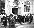 Léopold&nbsp;II quitte l'église provisoire pour la pose de la première pierre de la basilique (12 octobre 1905).