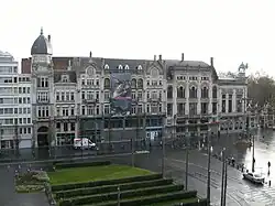 Vue sur la place Reine Astrid avec à droite l'entrée du zoo d'Anvers