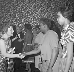 La reine Juliana et la princesse Beatrix après une représentation d'acteurs du Surinam en 1962