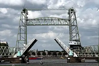 Le Koninginnebrug se fermant avec en arrière-plan De Hef.