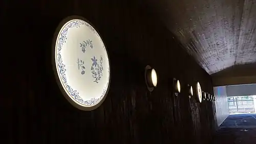 Décorations dans la partie de circulation douce du tunnel.