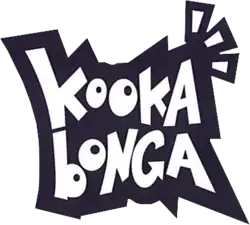Nom du jeu représenté en lettres d'imprimerie blanches larges et irrégulières entourées de noir. Un scintillement apparaît en haut à droite du logo, lui aussi entouré de noir. « Kooka » est placé sur le dessus et « Bonga » sur le dessous.