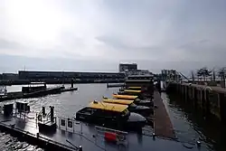 station de bateau taxi sur une rivière