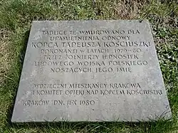 Plaque commémorative de la rénovation du tumulus en 1979–1980.