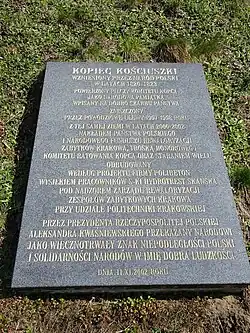 Plaque commémorative de la restauration du tumulus après les dégâts causés par les pluies torrentielles de 1997.