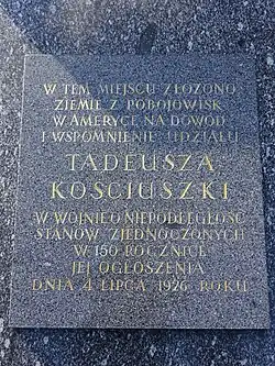 Plaque informant du dépôt en ce lieu de la terre provenant des champs de bataille où Tadeusz Kościuszko s’est battu pour l’indépendance des États-Unis.
