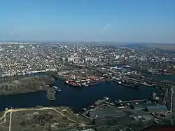 Le pont routier reliant l'île à la ville.