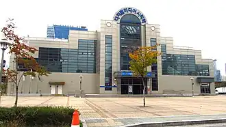 La station et un accès, en 2019.