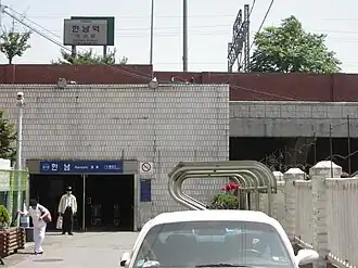 L'unique accès à la station, en 2019.