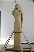 Coré de Théra. Vers 640. Marbre de Naxos, H. 2,48&nbsp;m. Musée archéologique de Théra.