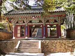 La porte de la non-dualité de Beomeosa&nbsp;(en) à Busan