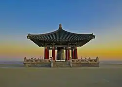 Pavillon de style coréen avec grande cloche en bronze.