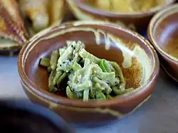 Gogumasun namul, cuisine coréenne (pousses de patate douce sautées et assaisonnées de poudre de périlla).