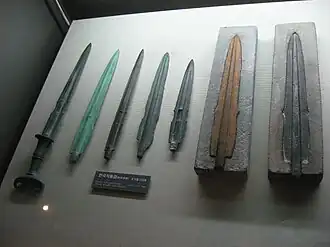 Épées et dagues de bronze, à silhouette fine, du début de l'Âge du fer. Moule d'épée de l'âge du bronze. War Memorial of Korea, Séoul.