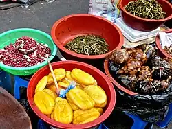 Nourriture en vente sur un trottoir du marché.