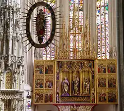 Tabernacle sculpté à gauche, Mandorle avec la Vierge et retable principal de sainte Élisabeth