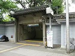 Accès à la station souterraine.