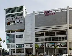 Photographie d'un bâtiment sur lequel il est inscrit à droite de la photographie « Suria Sabah » et à gauche « Metrojaya - Golden Screen Cinemas ».