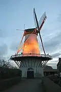 Le moulin à vent "De Lelie" au crépuscule