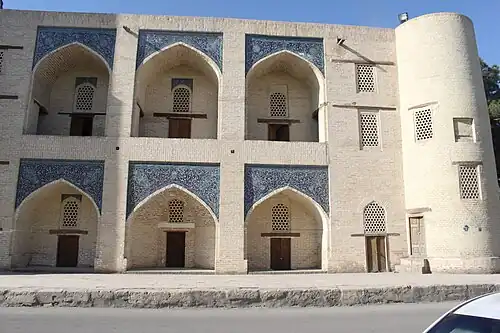 Vue extérieure de la moitié Est de la madrasa Koukeldach.