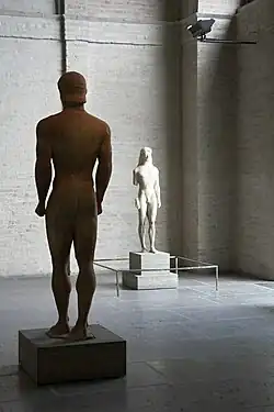 Les Kouroi se font face à l'entrée de la 1re salle.