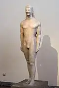 « Kouros de Théra », v. 570-560. Marbre de Naxos. H. 1,24&nbsp;m complété: jambes-piedsMNArch Athènes