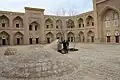 Vue générale de la cour, de l'accès au puits et du dôme au-dessus du puits dans la médersa Koutloug Mourad Inak à Khiva.