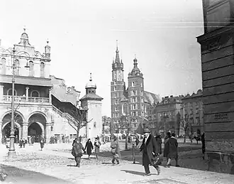 Place du marché, à l'arrière-plan l'église Sainte-Marie de Cracovie, à gauche la halle aux draps, 1931.