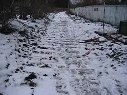 L'empreinte des traverses est parfois visible dans les zones où le ballast ou le terrain sont restés marqués.