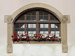 Encadrement de fenêtre de la mairie (1566).