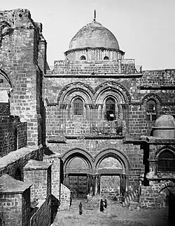 Photographie d'une église en brique délabrées surmontée d'un dôme