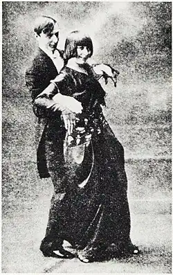 Photo de couple dansant.