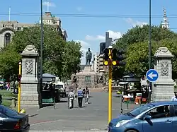 Entrée du square central de la place de l'église dominée depuis 1954 par la statue de Paul Kruger.