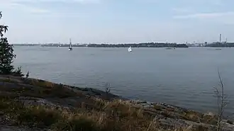 Kruunuvuorenselkä, vu de Laajasalo, où Kruunuvuorensilta est en cours de construction. À l'arrière-plan Korkeasaari.