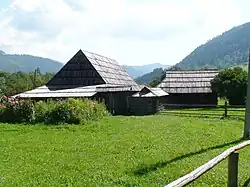 Musée Houtsoules, classé. Une partie du film Les Chevaux de feu y fut tournée,