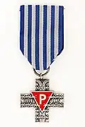 P triangle sur une médaille en récompense aux survivants des camps de concentration
