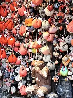 Kukurizaru et statue de singe au Yasaka Kōshin-dō.