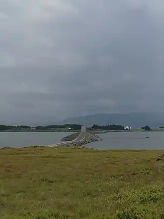 Pont menant de l'île Kuli à Edøya