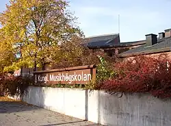 Bâtiment B, vu depuis Valhallavägen, en 2010.