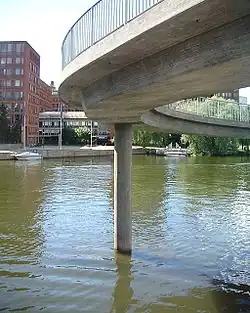 Un pilier du pont piétonnier circulaire de Blekholmsslingan.