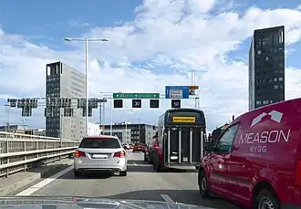 Les tours jumelles du nord à travers l'Essingeleden.