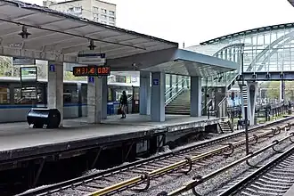 Quai central et passerelle.