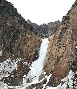 Les chutes de Koryong en hiver.